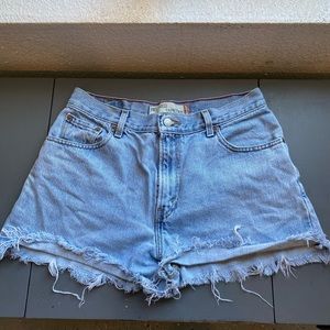 Levi shorts high waisted!